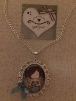 COLGANTE CAMAFEO PLATEADO CON IMAGEN MUÑECA GORJUSS