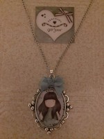 COLGANTE CAMAFEO PLATEADO CON IMAGEN MUÑECA GORJUSS